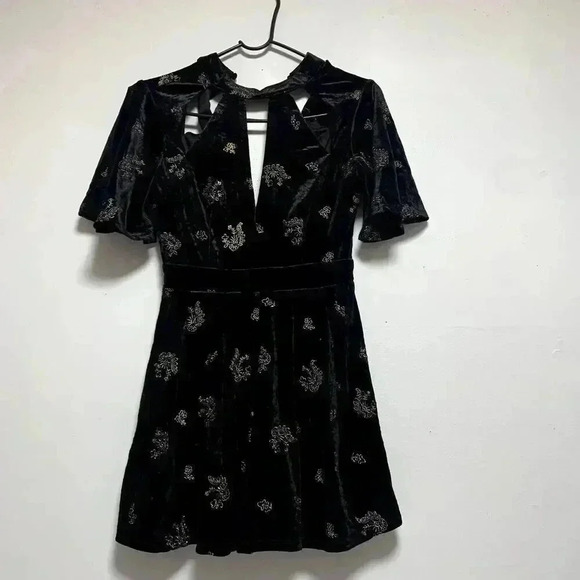 Genevieve Black Velvet Embroidered Romper Lost + Wander size XS - Picture 3 of 12